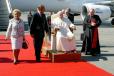 Le Président de la République et Mme Jacques CHIRAC accueillent le pape Jean-Paul II à sa descente d'avion  - 4