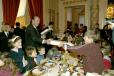 Le Président de la République participe à la distribution des cadeaux durant le goûter de l'arbre de Noël 2003