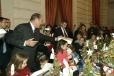 Le Président de la République participe à la distribution des cadeaux durant le goûter de l'arbre de Noël 2003