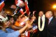 Accueil populaire du Président de la République à l'aéroport de Tahiti-Faa'a en compagnie de M. Gaston Flosse, Sénateur, Président du Gouvernement de la Polynésie française