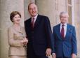 Accueil par le Président de la République de Mme Laura Bush, épouse du Président des Etats-Unis d'Amérique, en compagnie de M. Howard H. Leach, ambassadeur des Etats-Unis d'Amérique en France