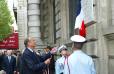 Cérémonies du 60ème anniversaire de la Libération de Paris - cérémonie à la Préfecture de police - le Président de la République dévoile une plaque rappelant la reddition du général allemand Dietrich von Choltriz le 25 août 1944