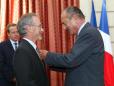 Le Président de la République remet les insignes de chevalier de la Légion d'Honneur à M. Steven Spielberg