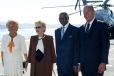 Le Président de la République et Mme Jacques Chirac accueillent le Président du Sénégal M. Abdoulaye Wade sur le porte-avions Charles-de-Gaulle