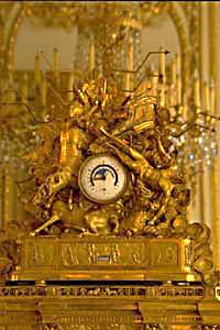 Reloj de bronce cincelado y dorado que retoma el tema de la caída de Faetón