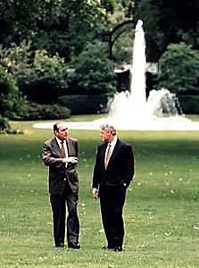 Photo: Jacques Chirac and Bill Clinton in the grounds of the Elysée following the Lyon G-7 Summit (june 1996)