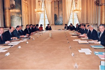 Illustration : Réunion du Conseil des ministres du second Gouvernement d'Alain Juppé. Palais de l'Elysée (salon Murat) - 8 novembre 1995.