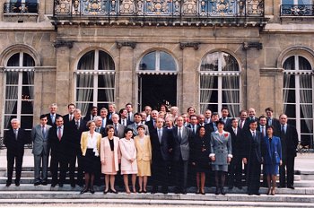 Illustration : Le premier Gouvernement d'Alain Juppé réuni autour du Président de la République.