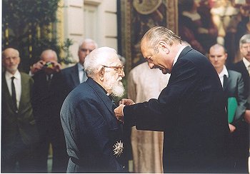 19. April 2001, Ordensüberreichung dem Pfarrer Pierre.