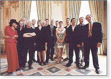 14. Juli 1999: der Präsident der Republik Jacques Chirac mit den Mitgliedern der Jury Cybergymnasien im Elysée-Palast.