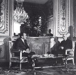 Photo 1 : Ve République. Le général de Gaulle reçoit dans le bureau présidentiel M. Richard Nixon, Président des Etats-Unis d'Amérique.