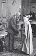 Photo : Général de Gaulle accueille un émir. Palais de l'Elysée