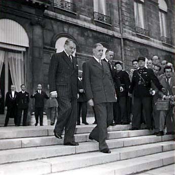 Photo 1 : Präsident Coty beauftragt den bedeutendsten Franzosen, General de Gaulle, mit der Bildung einer neuen Regierung.