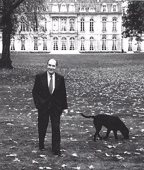 Photo 1 : Vème République, Le Président François Mitterrand en promenade dans le parc du Palais de l'Elysée.