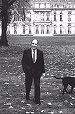 Photo : Le Président François Mitterrand en promenade dans le parc du Palais de l'Elysée.