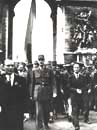 Photo 4 : Befreiung von Paris. Nachdem sich General de Gaulle zum Grab des unbekannten Soldaten begeben hatte, schritt er die Champs-ElysÃ©es h ...