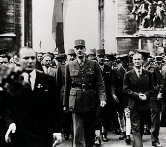Photo 1 : Befreiung von Paris. Nachdem sich General de Gaulle zum Grab des unbekannten Soldaten begeben hatte, schritt er die Champs-ElysÃ©es h ...