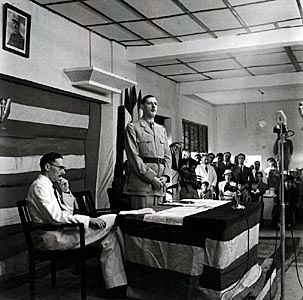Photo 1 : Konferenz von Brazzaville am 30. Januar 1944 General de Gaulle hÃ¤lt eine Rede. Zu seiner RenÃ© Pleven, Regierungsbeauftragter fÃ ...