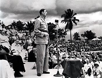 Photo 1 : Januar 1944 - Konferenz von Brazzaville General de Gaulle spricht zur Bevölkerung