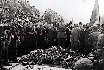 Photo 1 : General de Gaulle am Nachmittag des 8. Mai 1945 vor dem Grab des unbekannten Soldaten am Triumphbogen.