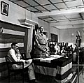 Ilustración : 30 de enero de1944 - Conferencia de Brazzaville El general de Gaulle pronunciando un discurso. A su derecha, René Pleven, Comisario de las Colonias