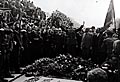 Photo 3 : General de Gaulle am Nachmittag des 8. Mai 1945 vor dem Grab des unbekannten Soldaten am Triumphbogen.