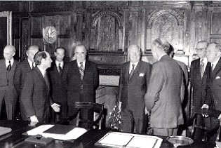 Photo 1 : Signature de la convention du tunnel sous la Manche. (Chequers (Grande-Bretagne) - Novembre 1973).
