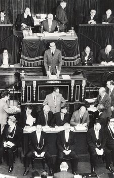 Photo 1 : 22 octobre 1974 . Jacques Chirac, Premier ministre, prononce son discours de politique générale à l'Assemblée nationale.