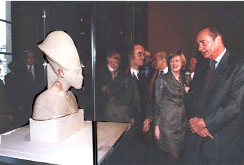 19. Dezember 1997: Einweihung der neuen Säle des Louvre-Museums durch Präsident Chirac.
