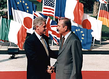El Presidente Clinton es acogido por el Presidente Chirac en la cumbre del G7 en Lyon