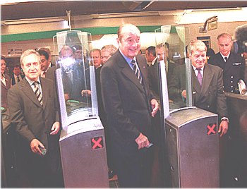 3. Oktober 1998: Staatspräsident Jacques Chirac eröffnet die 14. Linie der Pariser Metro namens Météor