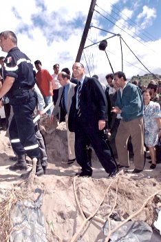 16. November 1998: Besuch in Mittelamerika - StaatsprÃ¤sident Jacques Chirac sagt den vom Wirbelsturm Mitch heimgesuchten BevÃ¶lkerungen se ...