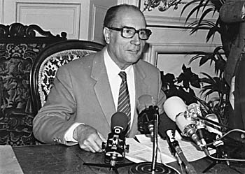 Photo 1 : 28 avril 1981 à 14 heures - A la Mairie de Nevers, FranÃ§ois Mitterrand fait sa premiÃ¨re dÃ©claration publique aprÃ¨s l ...