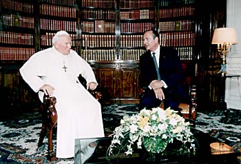 21. August 1997: Gespräch zwischen Präsident Chirac und Papst Johannes Paul II in der Bibliothek des Élysée-Palastes.
