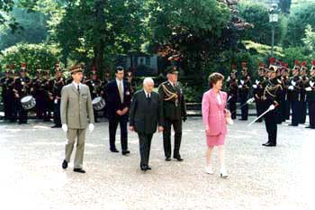 Photo 1 : Alain Poher empfängt Mary Robinson, Präsidentin der Republik Irland, am 26. Mai 1992.