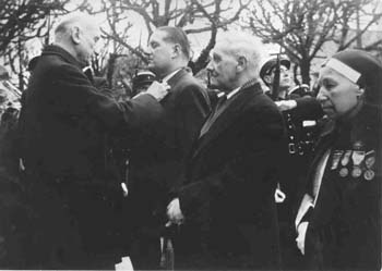 Photo 1 : 3 décembre 1950 - Robert Schuman remet la Légion d'Honneur à Alain Poher Mairie d'Ablon sur Seine