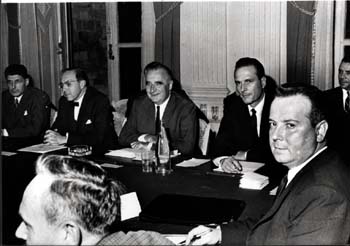 Photo 1 : 27. Mai 1968 - Jacques Chirac neben Georges Pompidou bei der Aushandlung der Grenelle-Vereinbarungen