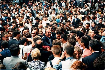 El Presidente Chirac entre los 4.000 jóvenes franceses invitados al parque del Palacio del Elíseo
