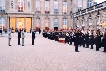 Photo 1 : Salut au drapeau. Palais de l'Elysée (cour d'honneur) - 3 janvier 2000.