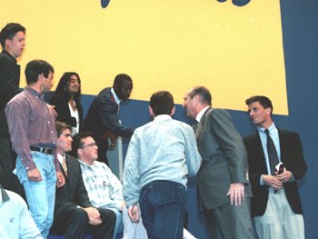 22. April 1997: Begegnung Jacques Chirac mit Jugendlichen auf der Intermatsmesse in Villepinte.