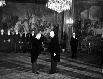 Illustration : Cérémonie marquant le deuxième septennat du général de Gaulle. Palais de l'Elysée (salle des Fêtes) - 8 janvier 1966