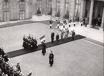 Illustration : Cérémonie de passation des pouvoirs présidentiels. Palais de l'Elysée (cour d'honneur) - 8 janvier 1959.