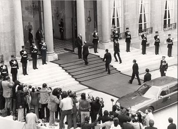 Illustration : M. Valéry Giscard d'Estaing accueille le Président François Mitterand. Palais de l'Elysée (cour d'honneur) - 21 mai 1981.