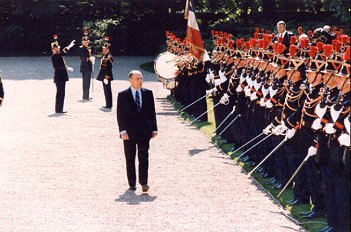 Illustration : Le Président François Mitterand passe en revue la Garde Républicaine. Palais de l'Elysée (cour d'honneur) - 21 mai 1988.