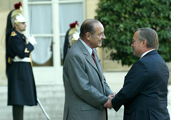 Le Président de la Confédération Suisse et le Président de la République française dans la cour d'honneur