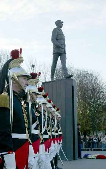 Photo du dépot de gerbe au pied de la statue du Général de Gaulle