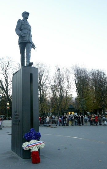 Photo du dépot de gerbe au pied de la statue du Général de Gaulle