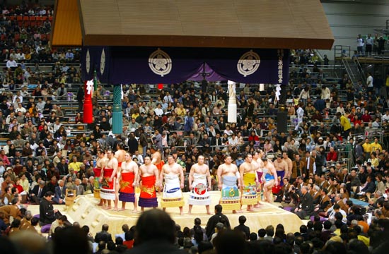 Tournoi de Sumo au stade prefectoral d'Osaka.
