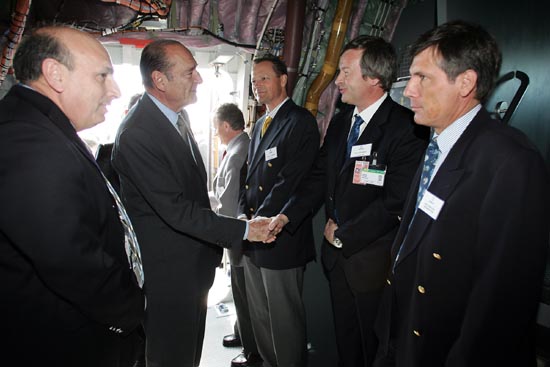 Le Président de la République visite l'intérieur de l'Airbus 380.