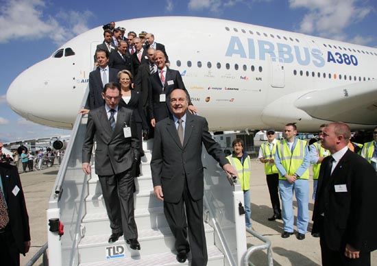 Le Président de la République descend la passerelle de l'A380.